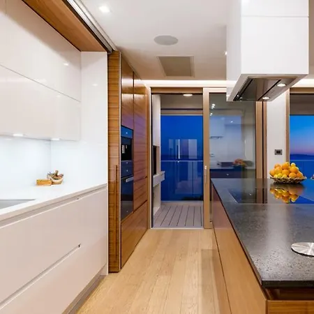 Luxury Big With Pool, Reception And Gym