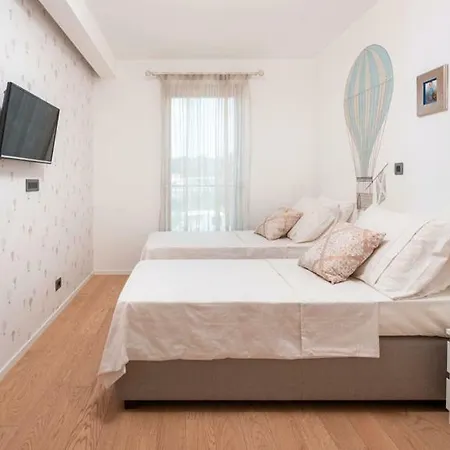 Luxury Big With Pool, Reception And Gym