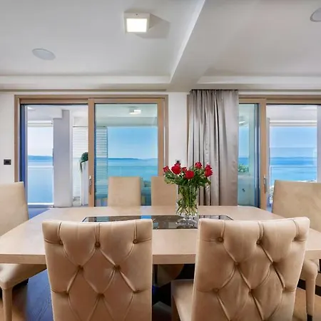 Luxury Big With Pool, Reception And Gym Apartment
