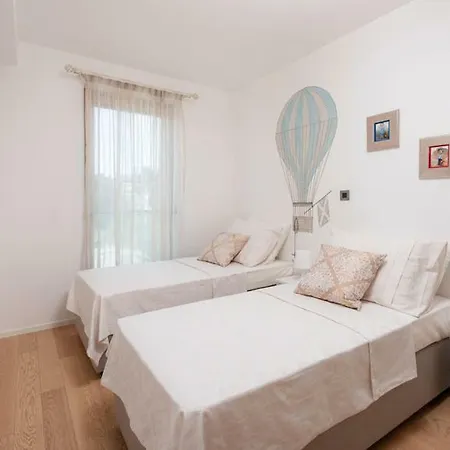 Luxury Big With Pool, Reception And Gym Split